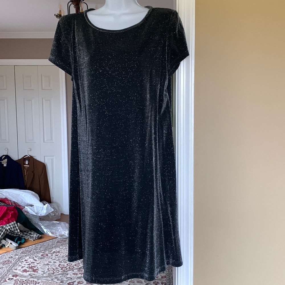 Dress. Short sleeve. Stretch fabric.